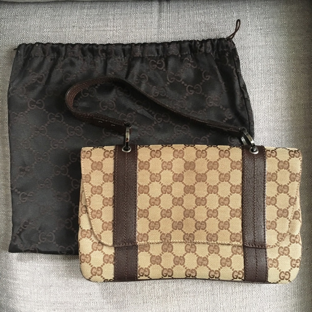 Gucci shoulder bag.
